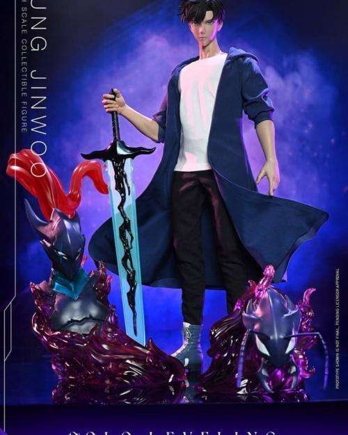 Figura Hot Toys Sung Jinwoo escala 1/6 de Solo Leveling de 32 cm con armas y efectos especiales.
