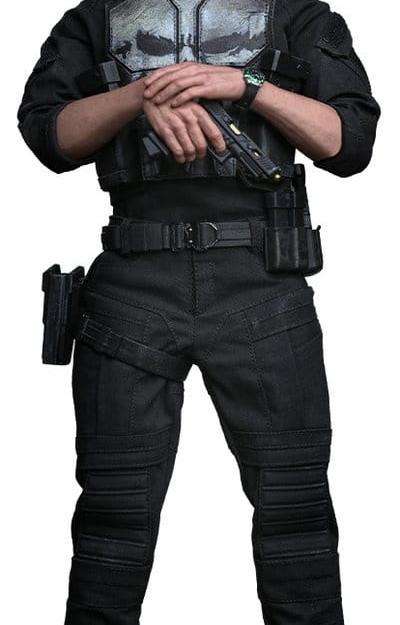 Figura Hot Toys The Punisher escala 1/6 de 31 cm basada en Jon Bernthal con armas y accesorios.
